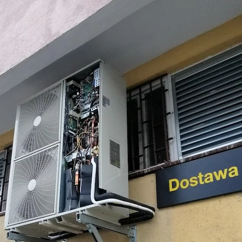 Jednostka zewnętrzna pompy ciepła zamontowana przy budynku