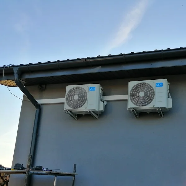 Jednostki zewnętrzne klimatyzacji pod okapem domu